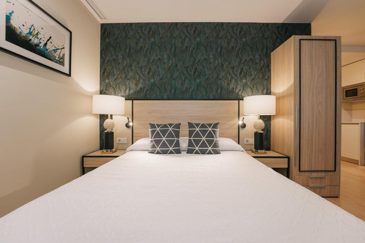 Debambu Atarazanas Aparthotel Malaga Ngoại thất bức ảnh