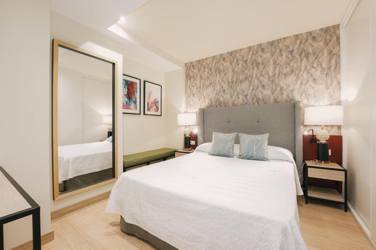 Debambu Atarazanas Aparthotel Malaga Ngoại thất bức ảnh