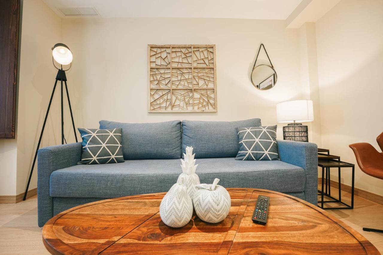 Debambu Atarazanas Aparthotel Malaga Ngoại thất bức ảnh