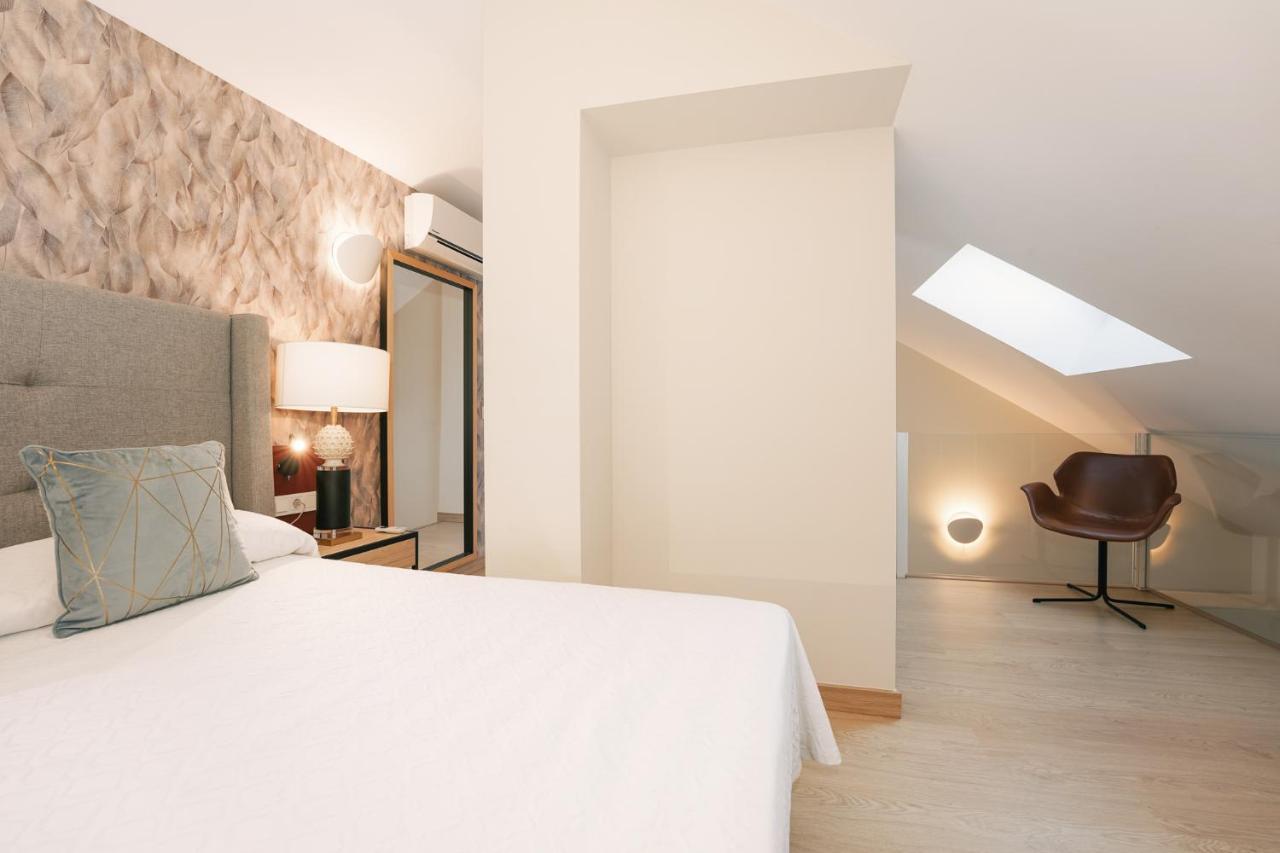 Debambu Atarazanas Aparthotel Malaga Ngoại thất bức ảnh