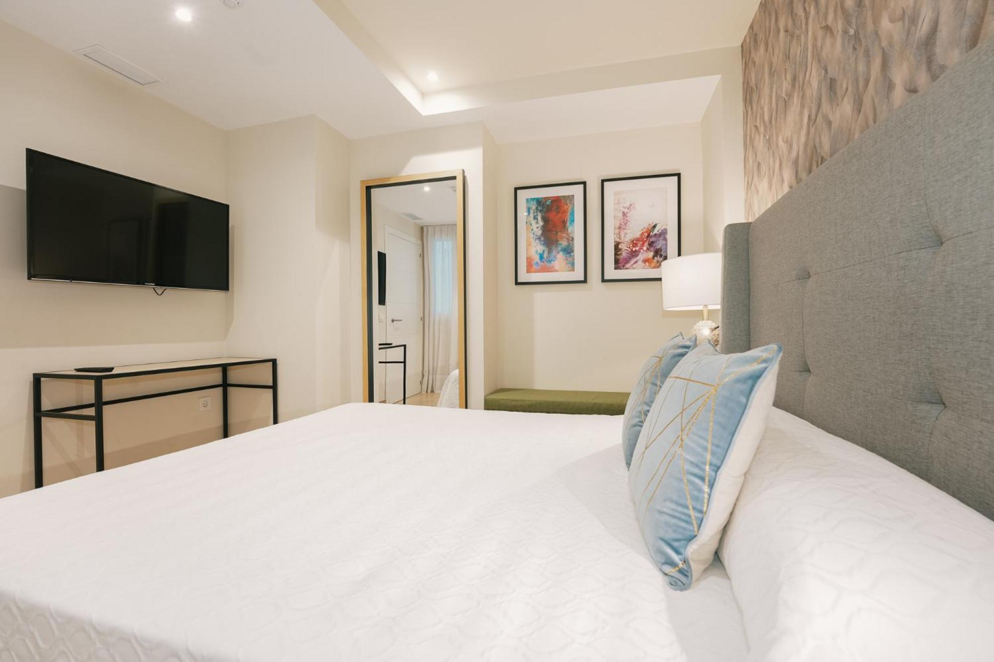 Debambu Atarazanas Aparthotel Malaga Ngoại thất bức ảnh