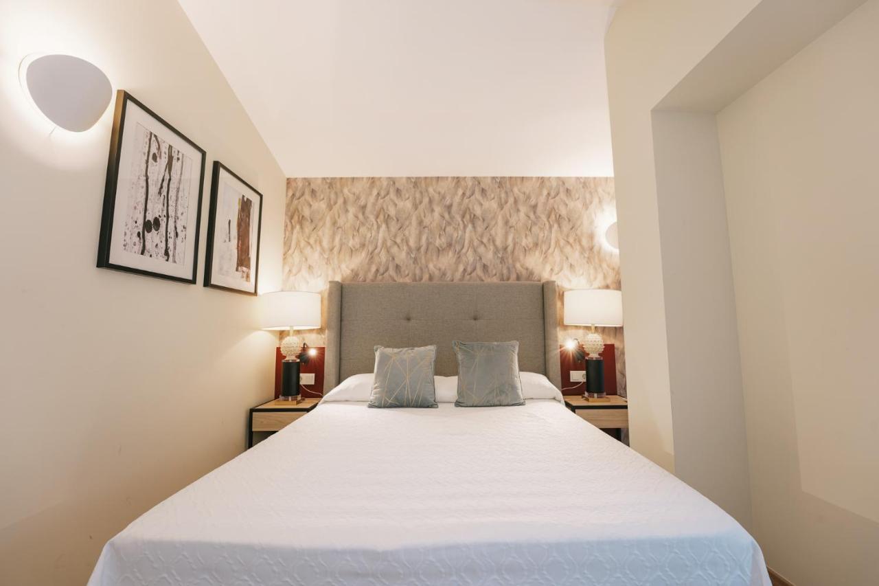 Debambu Atarazanas Aparthotel Malaga Ngoại thất bức ảnh
